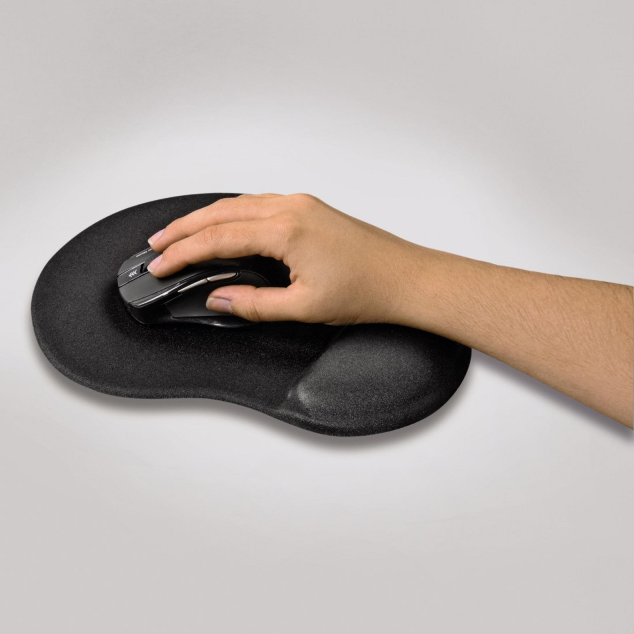 Eine Hand benutzt eine schwarze Maus auf einem Handgelenkauflagen-Mauspad.