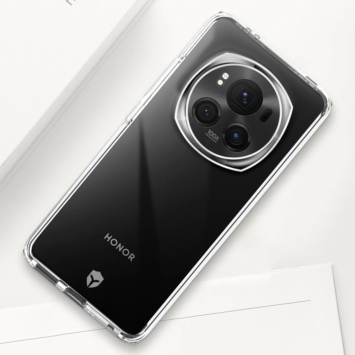 Uno smartphone nero in custodia trasparente, con modulo fotocamera posteriore circolare e logo 'HONOR'.