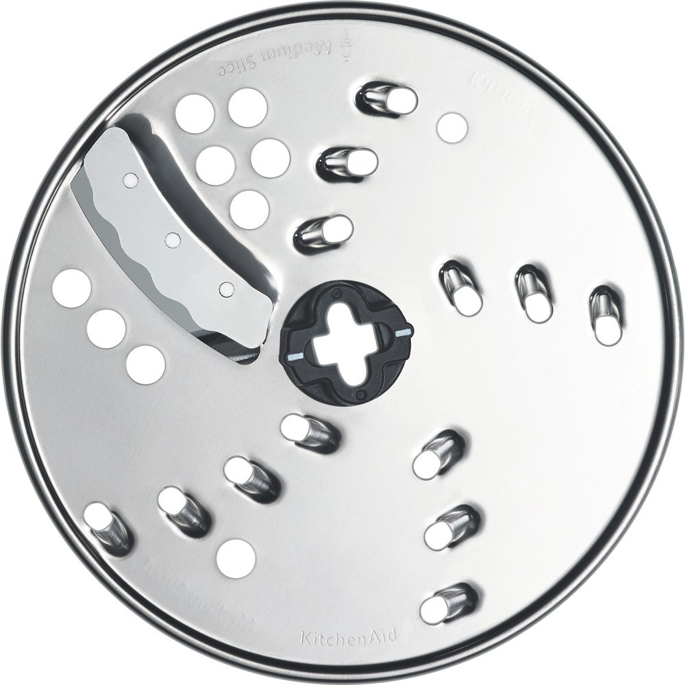 Metal dilimleme diski, orta göbekli, delikli ve bıçaklı. KitchenAid logosu.