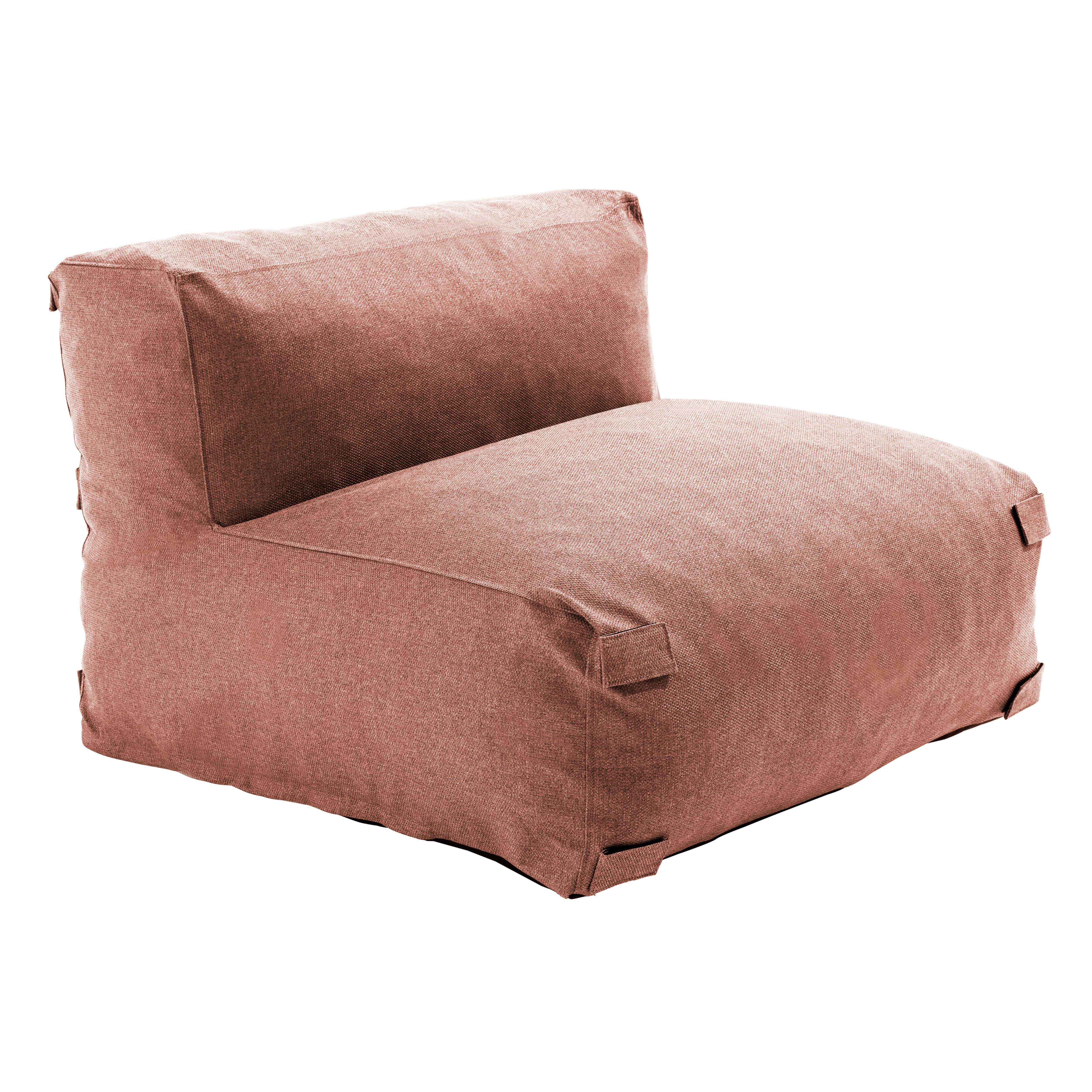 Ein korallenroter Stoff-Sitzsack mit Rückenlehne, auf weißem Hintergrund.