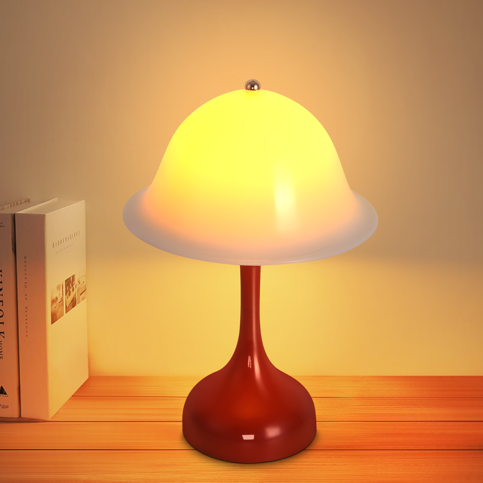 Lampada rossa a fungo su tavolo di legno con libri.