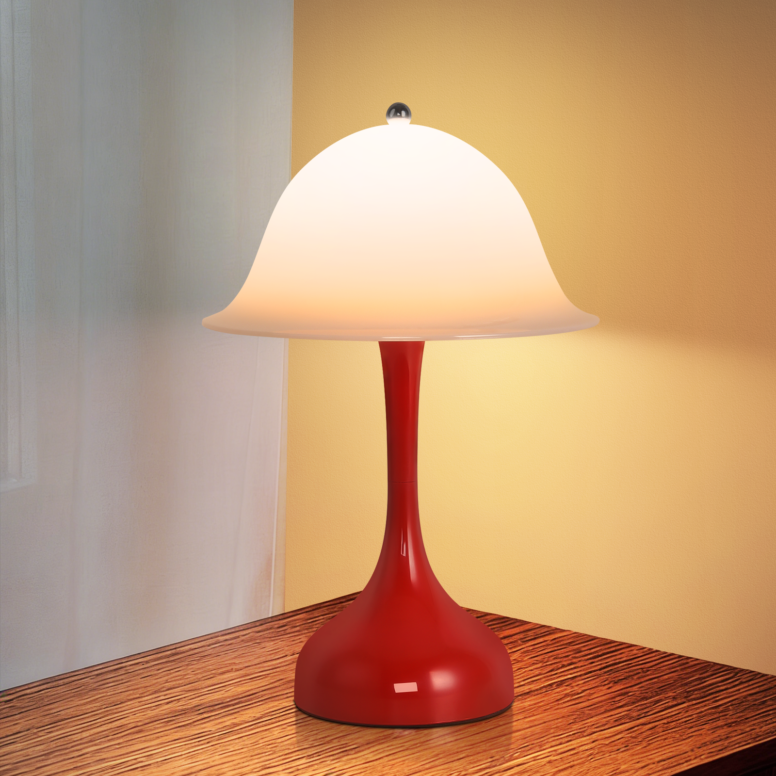 Una lampada rossa con paralume bianco è su un tavolo di legno.