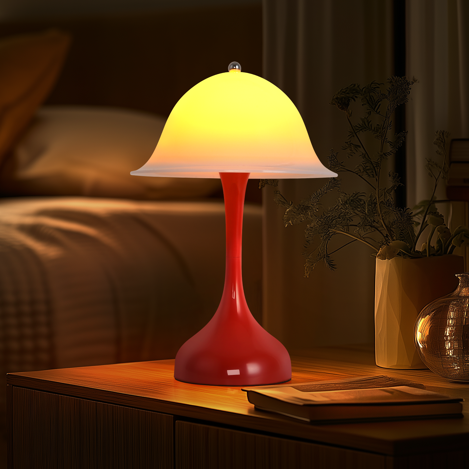 Una lampada rossa con paralume giallo su un comodino vicino alle piante.