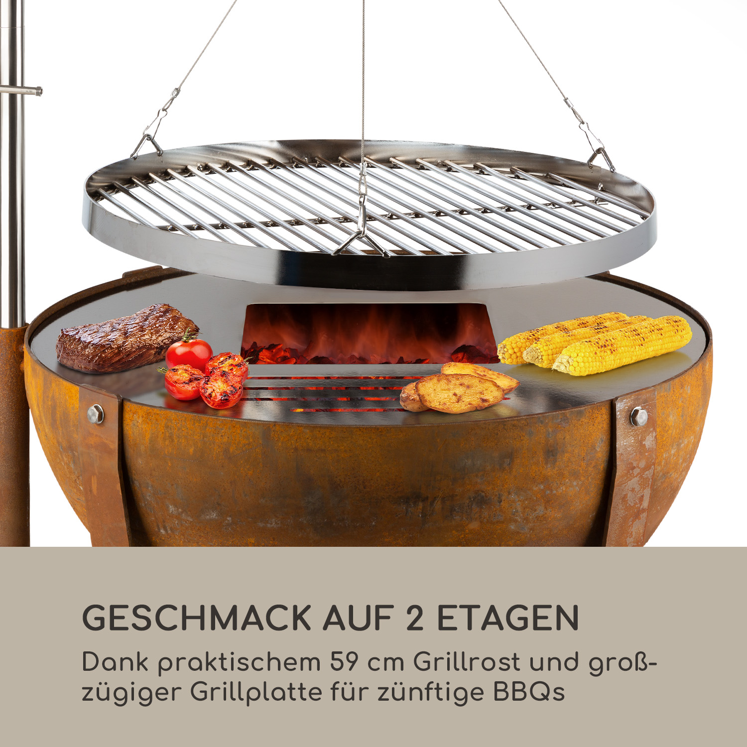 Ein Grill mit zwei Ebenen, darauf Steak, Maiskolben, Kartoffeln und Tomaten.