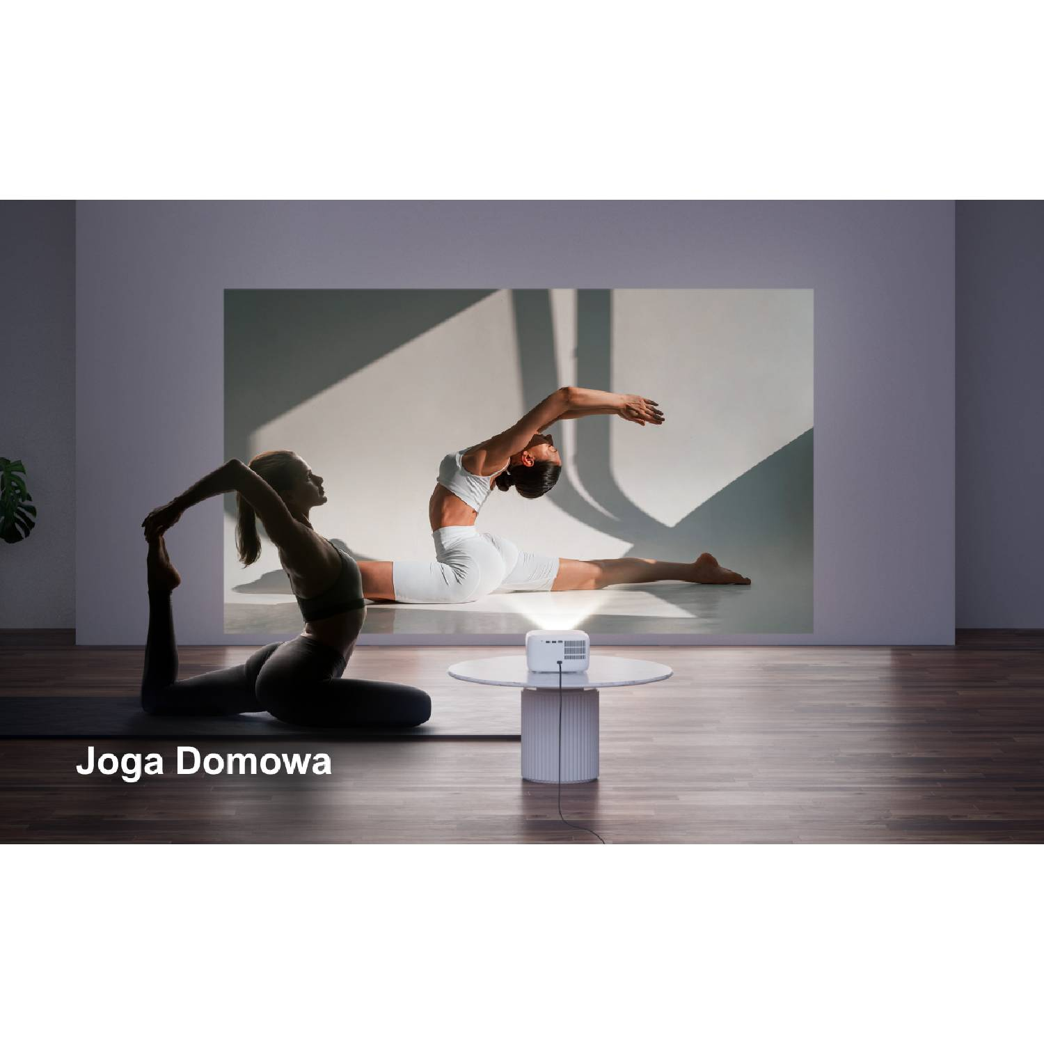 Kobieta ćwiczy jogę przed wygenerowanym obrazem innej kobiety w pozie do jogi.