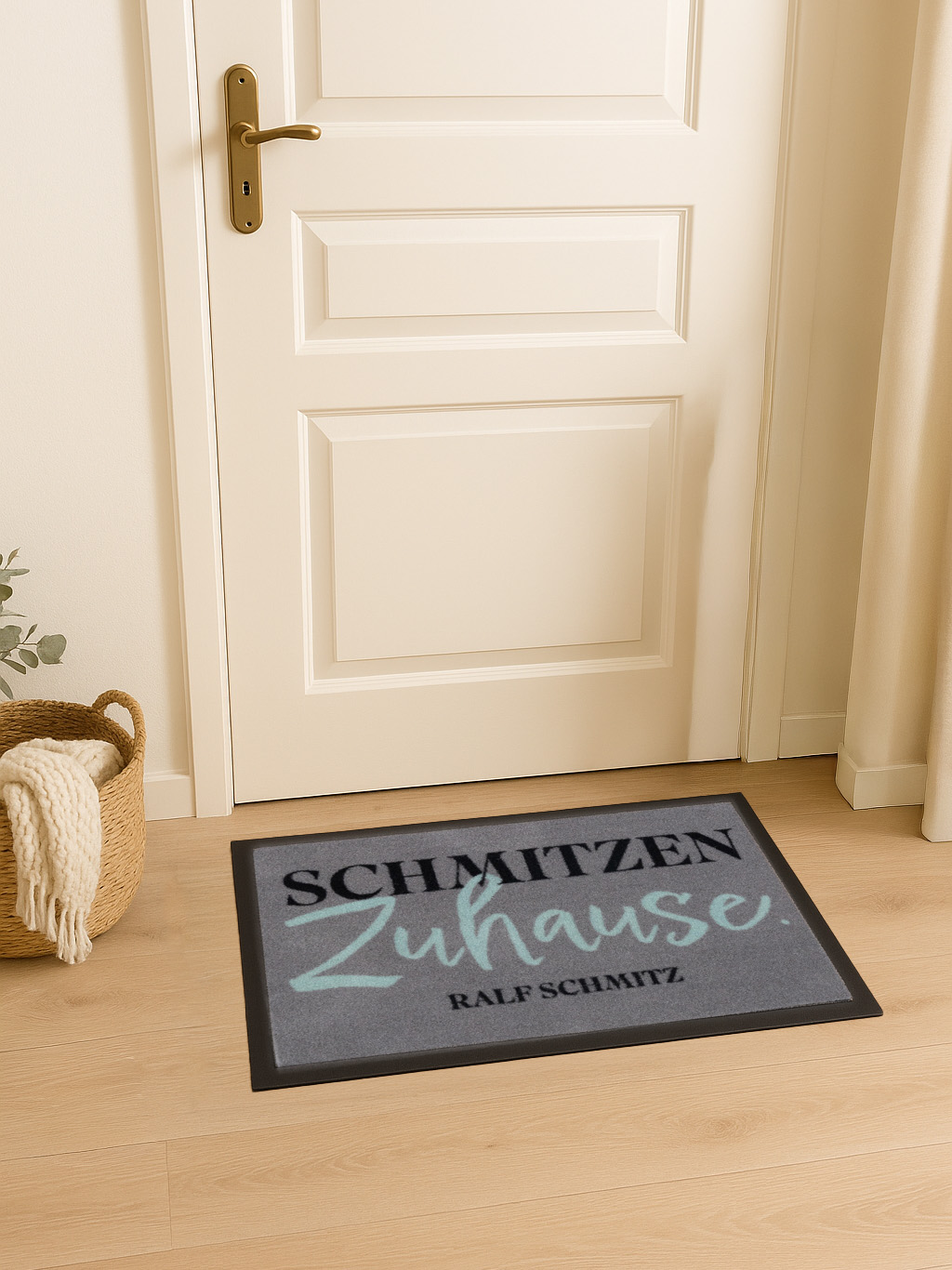 Fußmatte mit dem Text 'Schmitzen Zuhause Ralf Schmitz'.