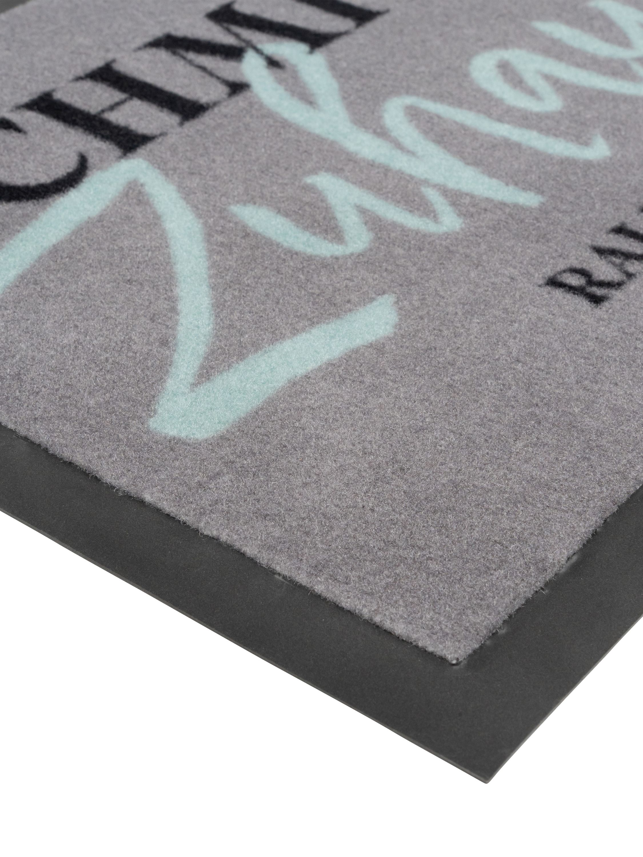 Grauer Teppich mit schwarzen und hellblauen Buchstaben, schwarzer Rand.