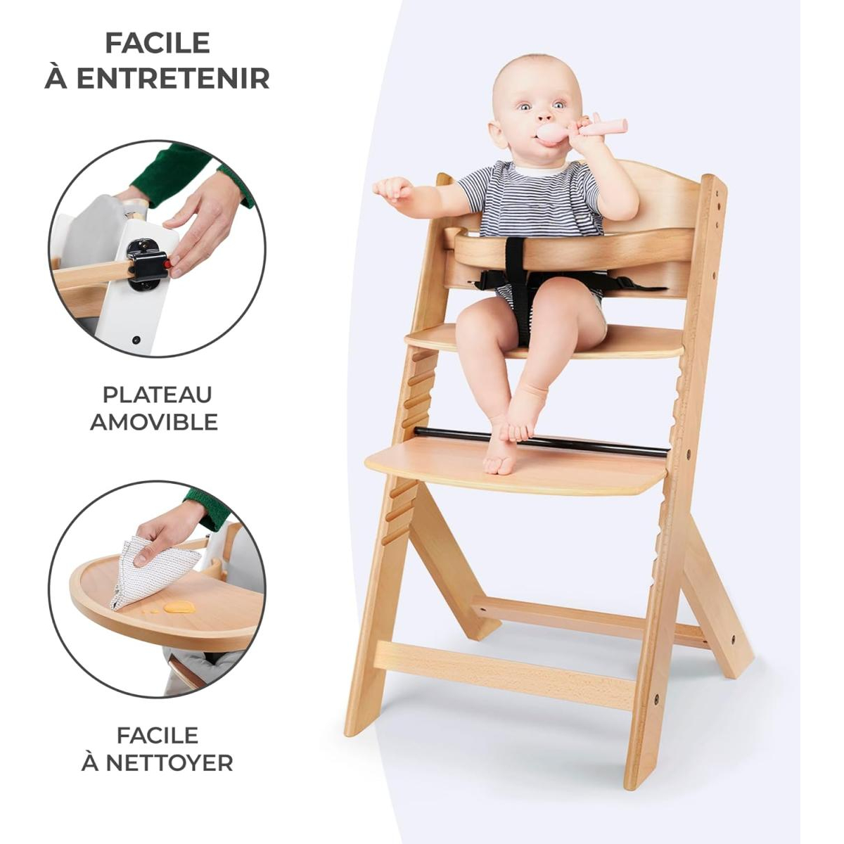 Ein Baby sitzt in einem Holzhochstuhl und spielt mit einer rosa Rassel. Links sind Pflegehinweise.