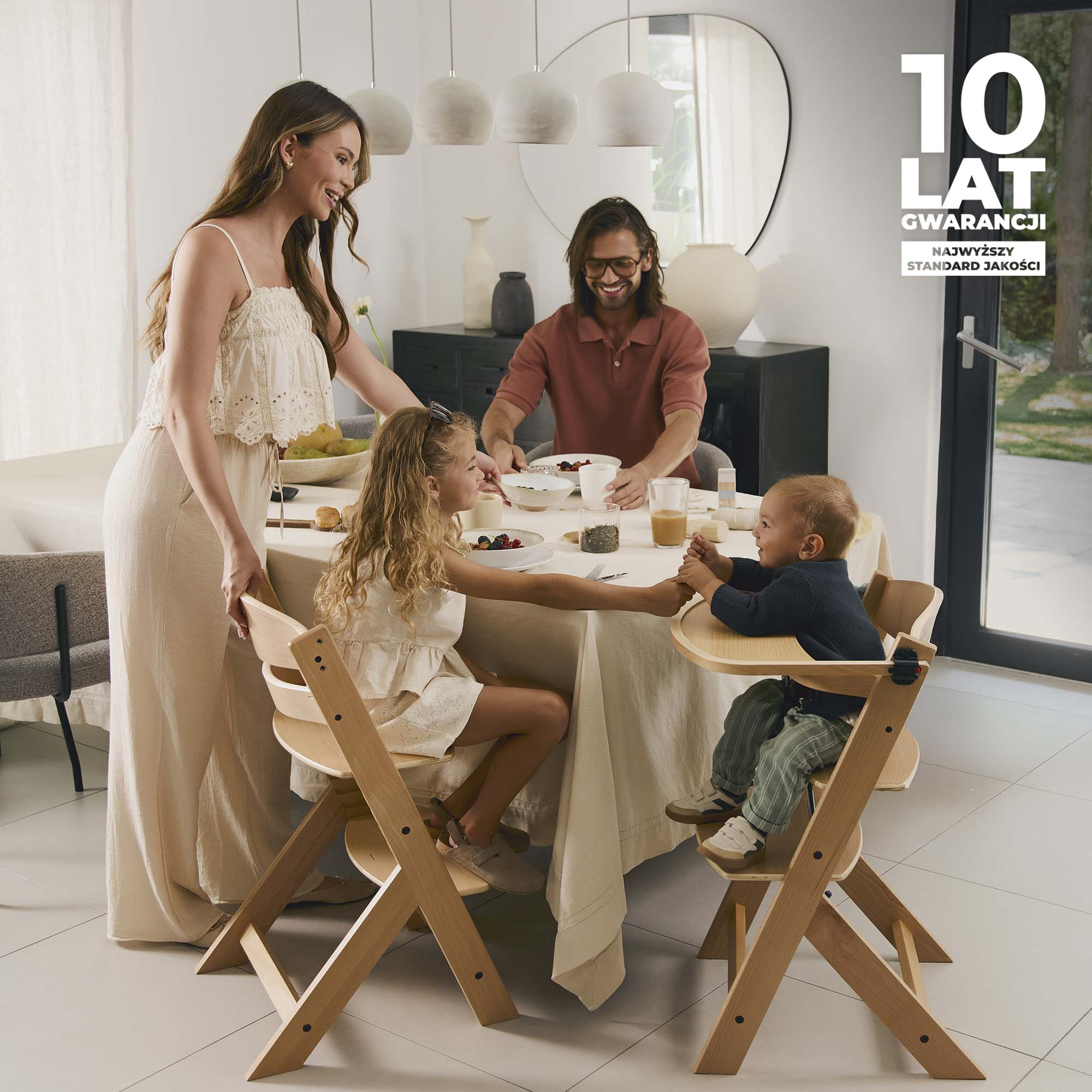 Familie beim Frühstück: Eltern und zwei Kinder sitzen an einem Tisch.