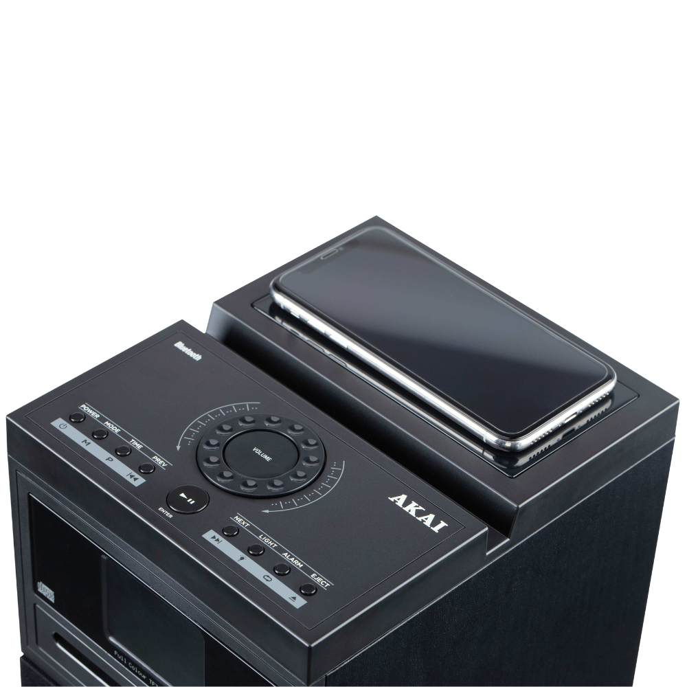 Czarny system audio AKAI z telefonem na ładowarce, gniazdem CD i panelem sterowania.