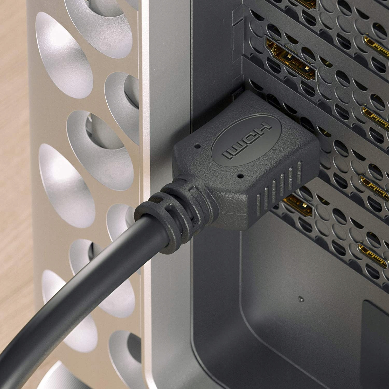 Kabel HDMI jest podłączony do portu komputera.