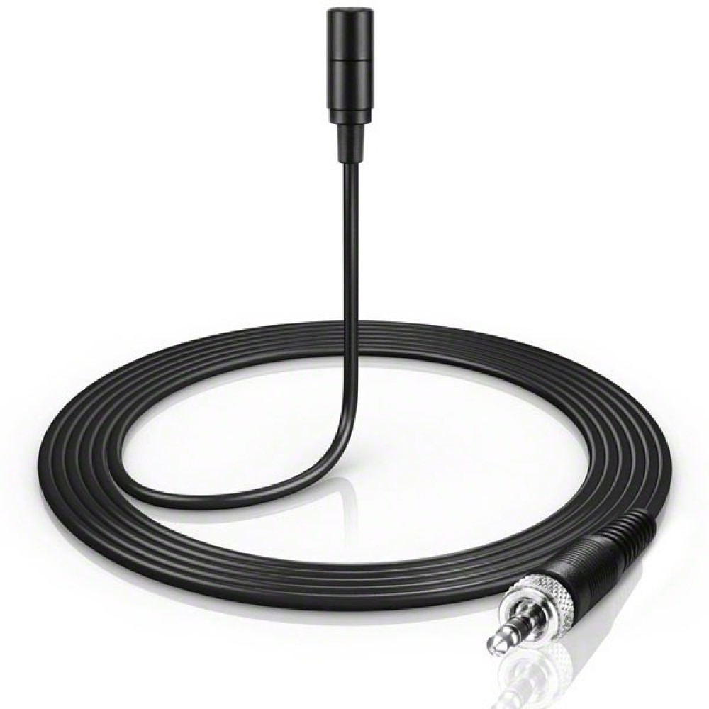 Czarny mikrofon krawatowy z kablem i wtykiem jack 3,5 mm na białym tle.