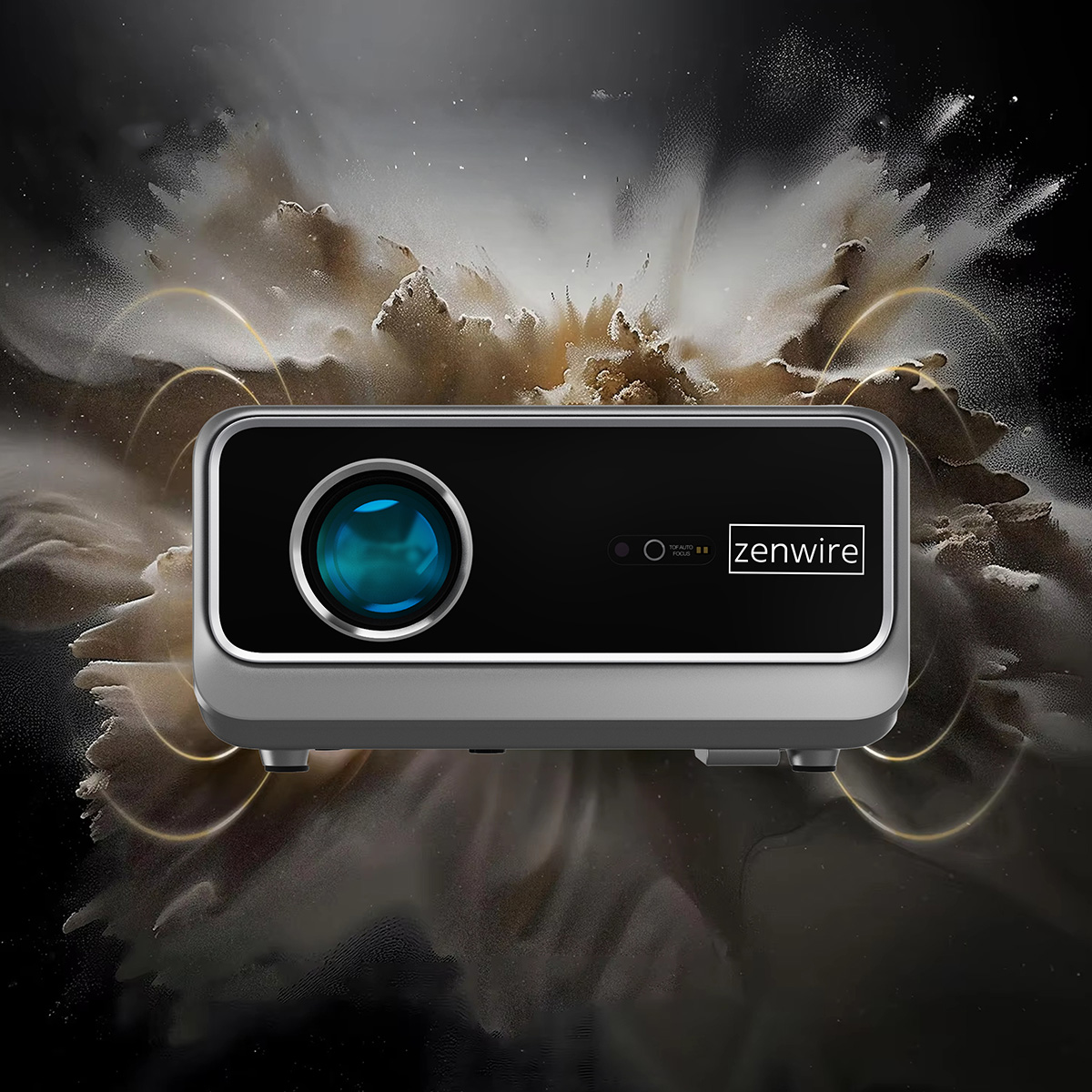 Nowoczesny projektor w srebrnej obudowie z niebieskim obiektywem na tle eksplozji pyłu.