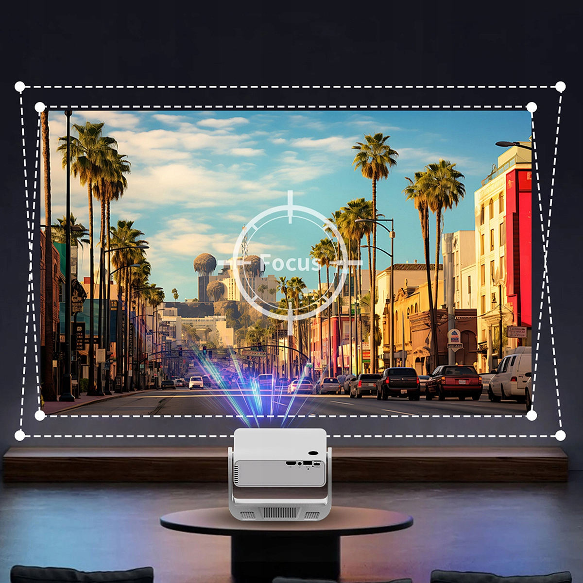 Projektor wyświetla słoneczną ulicę z palmami i samochodami na ekranie.