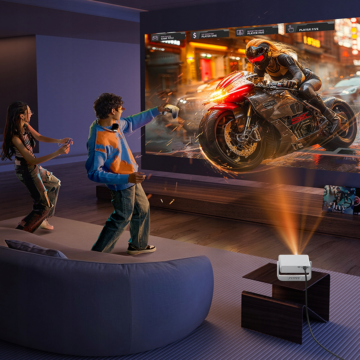 Dwie osoby grają w grę wyścigową motocykli wyświetlaną na dużym ekranie w salonie.