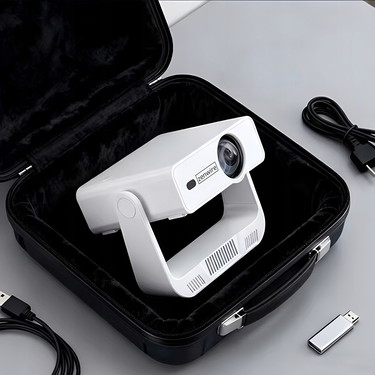 Biały projektor ze stojakiem w czarnej walizce, obok kable i pendrive.