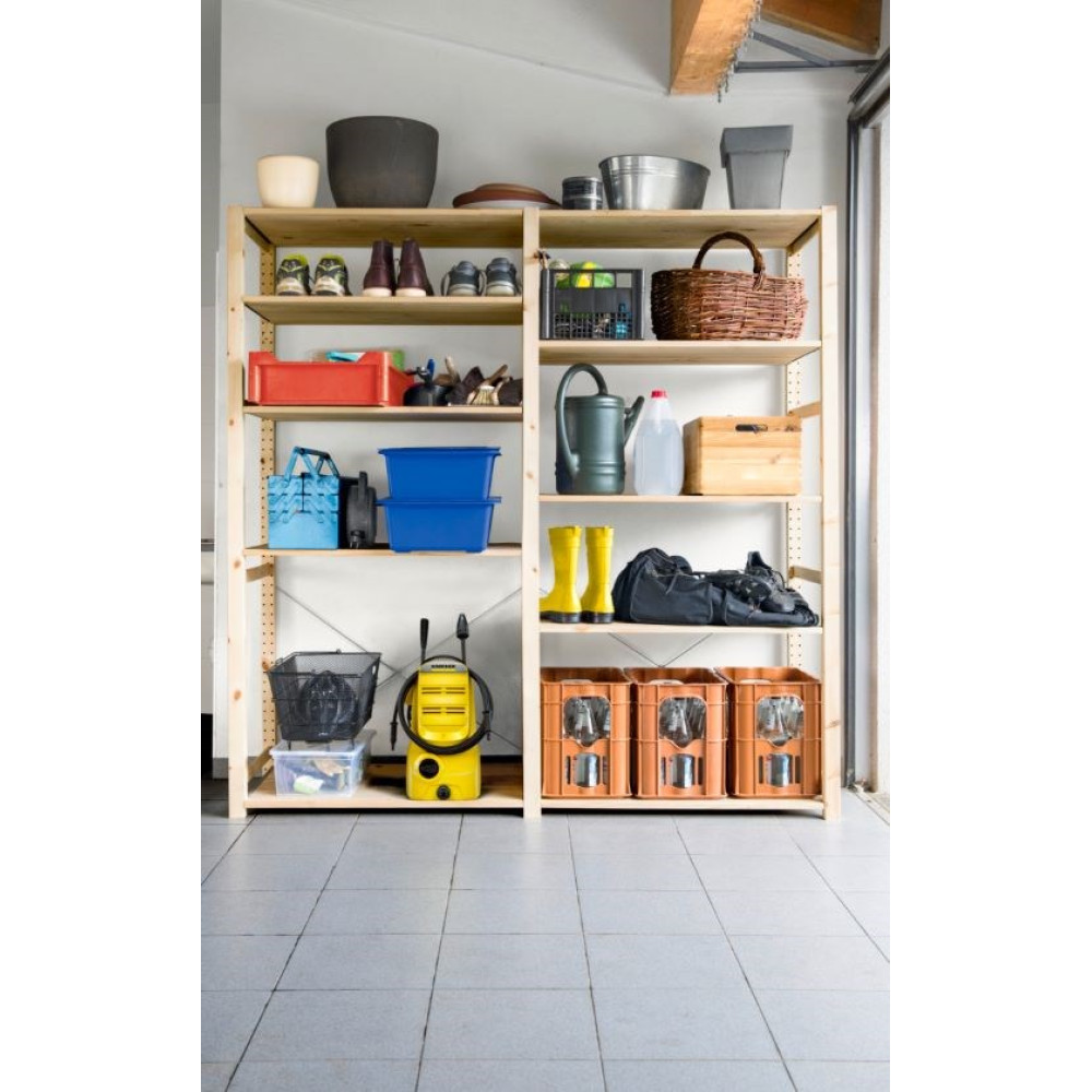 Białe pomieszczenie gospodarcze z drewnianymi półkami wypełnione narzędziami, roślinami, pojemnikami i butami.