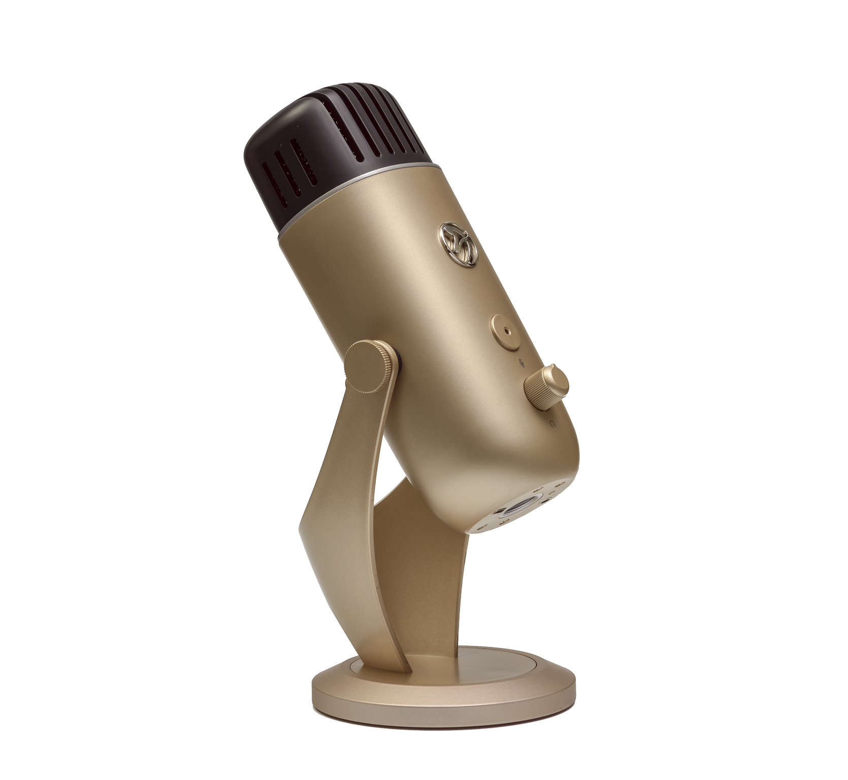Een gouden microfoon op een standaard met zwarte bovenkant, geïsoleerd.