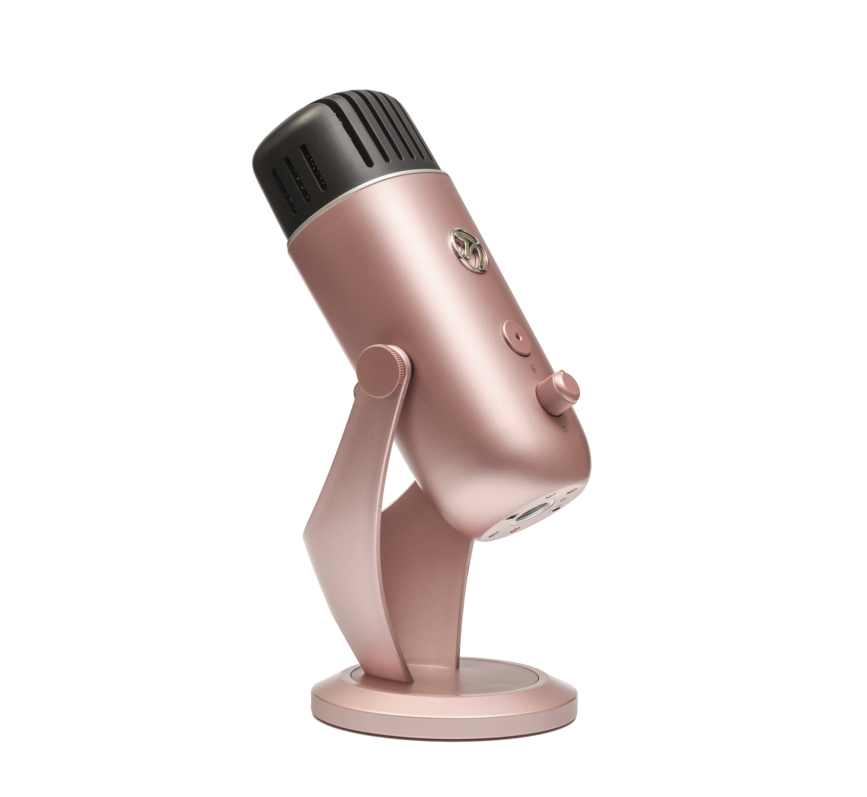Een roségouden microfoon met een zwarte kop en standaard op witte achtergrond.