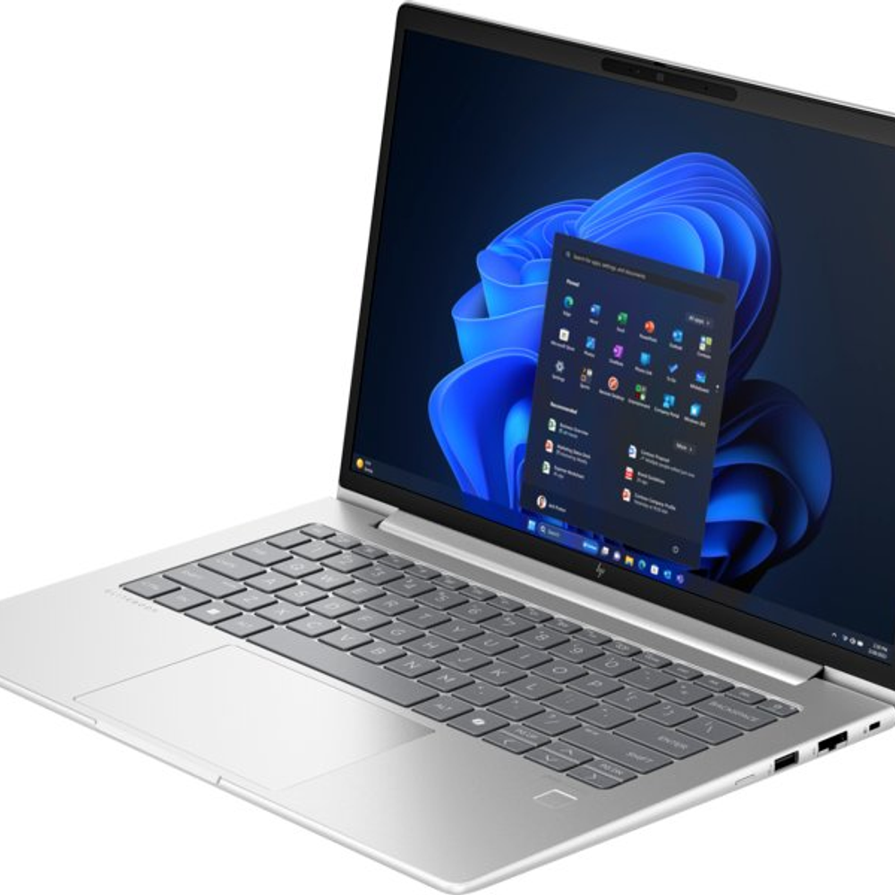 Uygulama genel görünümü açık olan Windows 11'i gösteren gümüş laptop.
