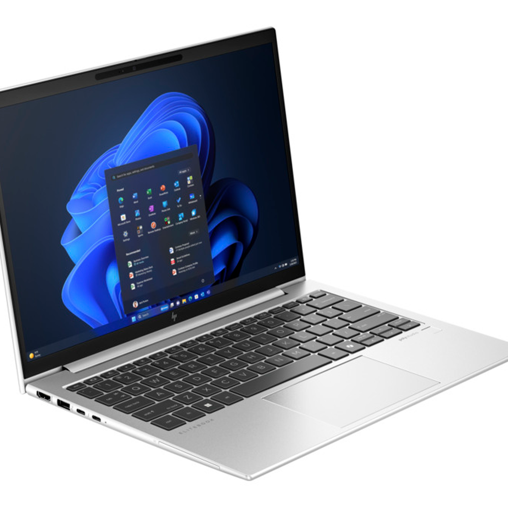 Gümüş rengi dizüstü bilgisayar, ekranda Windows 11. Klavye ve dokunmatik yüzey görünüyor.