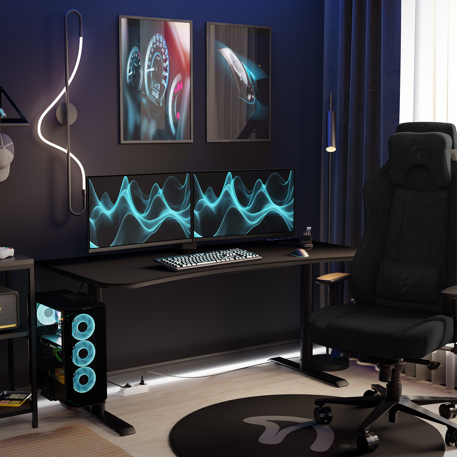 Een gaming setup met zwart bureau, dubbele monitoren, pc en stoel.