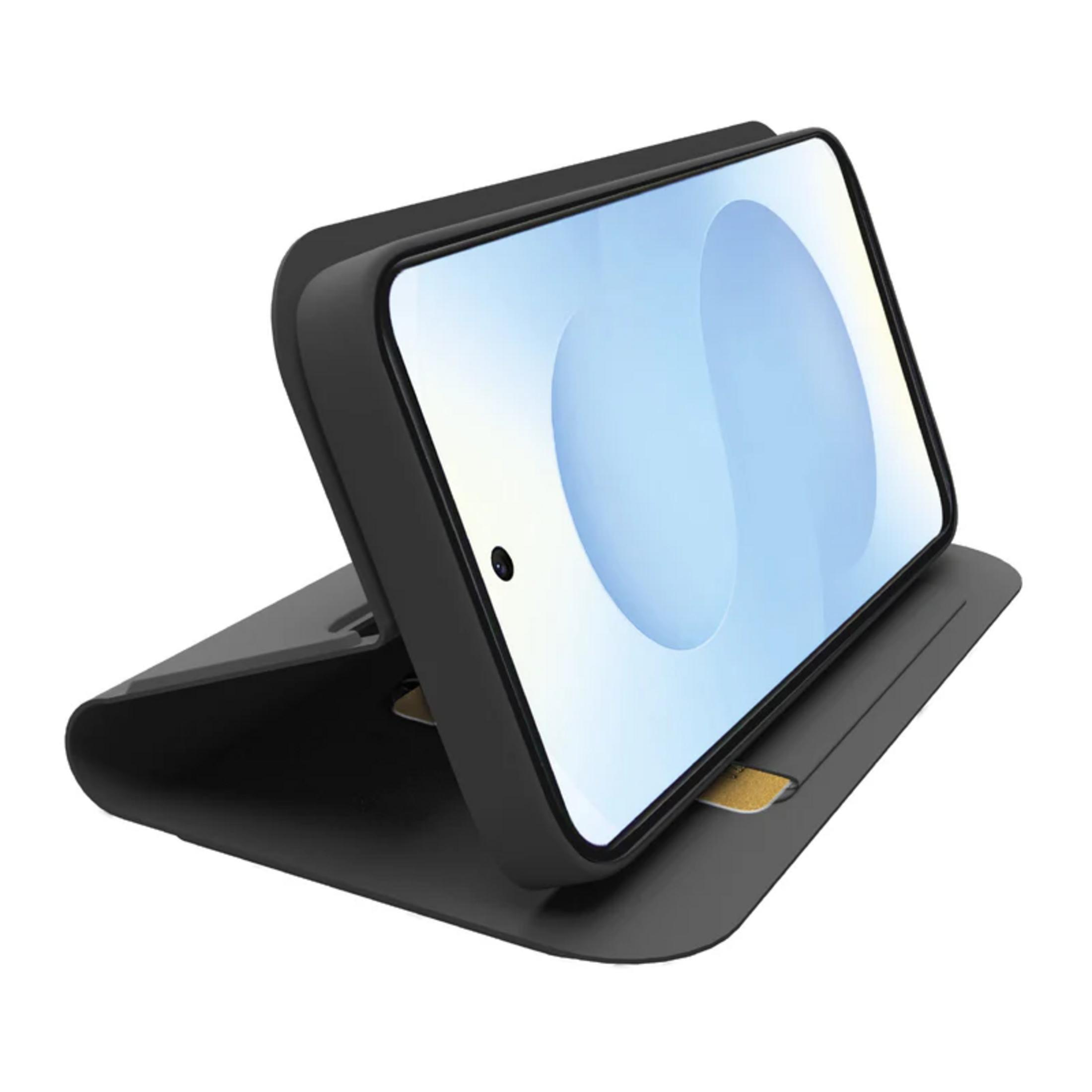 Ein schwarzes Smartphone in einer schwarzen Hülle, die als Ständer dient.