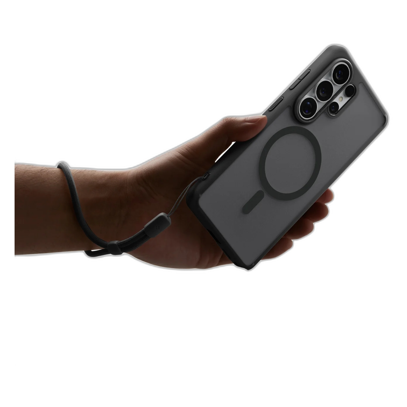 Une main tient un téléphone avec un étui transparent et une lanière.
