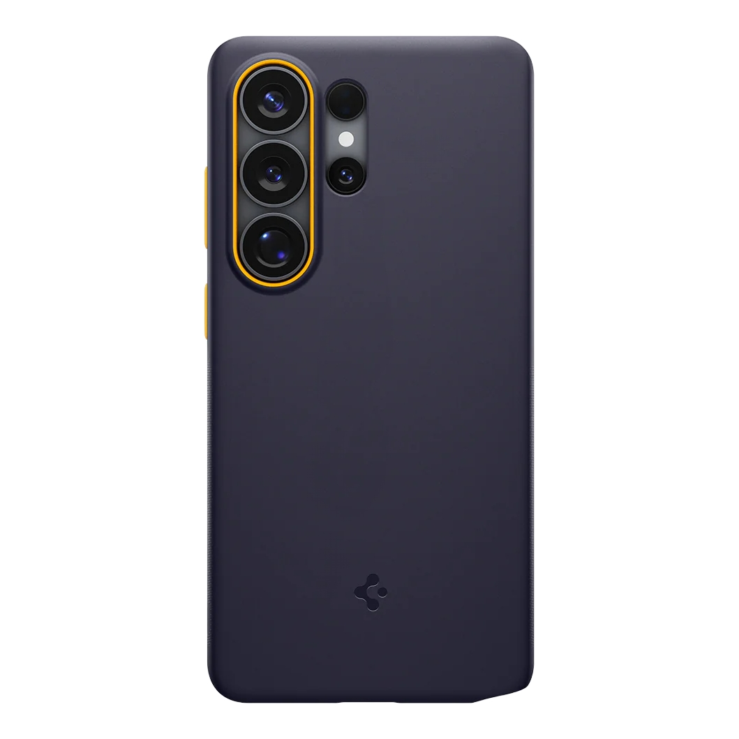 Donkergrijze telefoonhoes met drievoudige camera en gele ring.