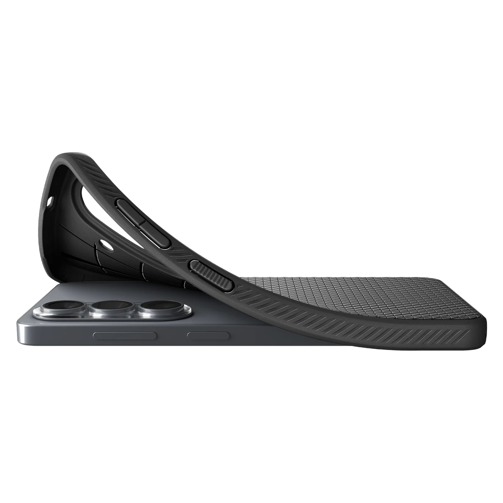 Coque de téléphone noire sur un smartphone sombre à trois caméras.