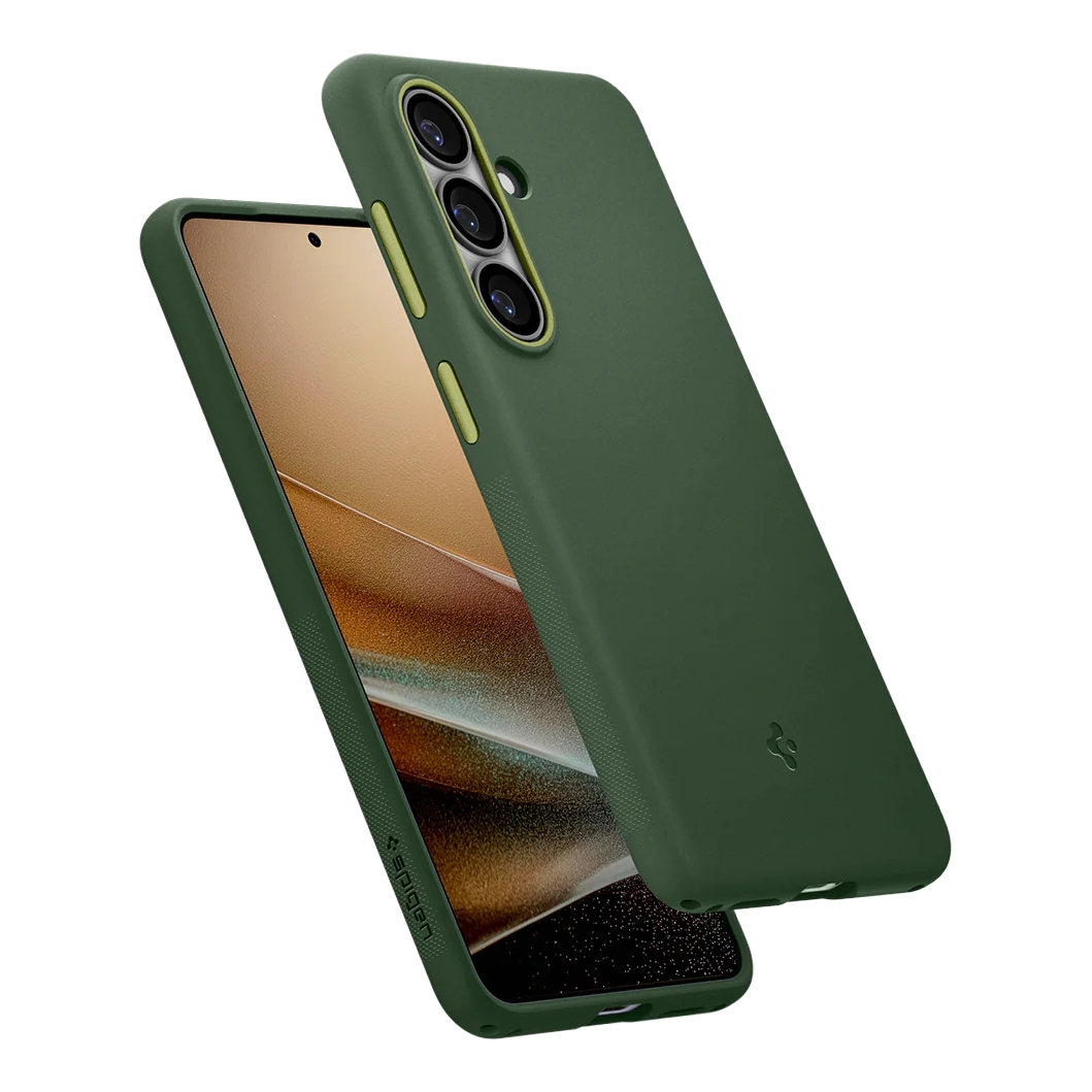 Donkergroene telefoonhoes over een smartphone met drie camera's.