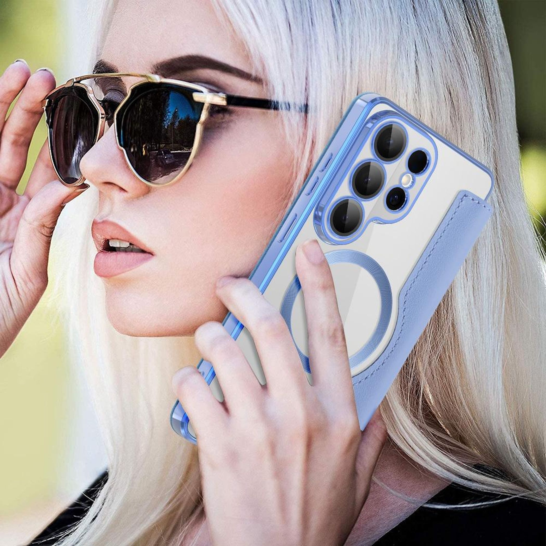 Eine Frau mit blonden Haaren und Sonnenbrille hält ein Smartphone mit einer blauen Hülle.