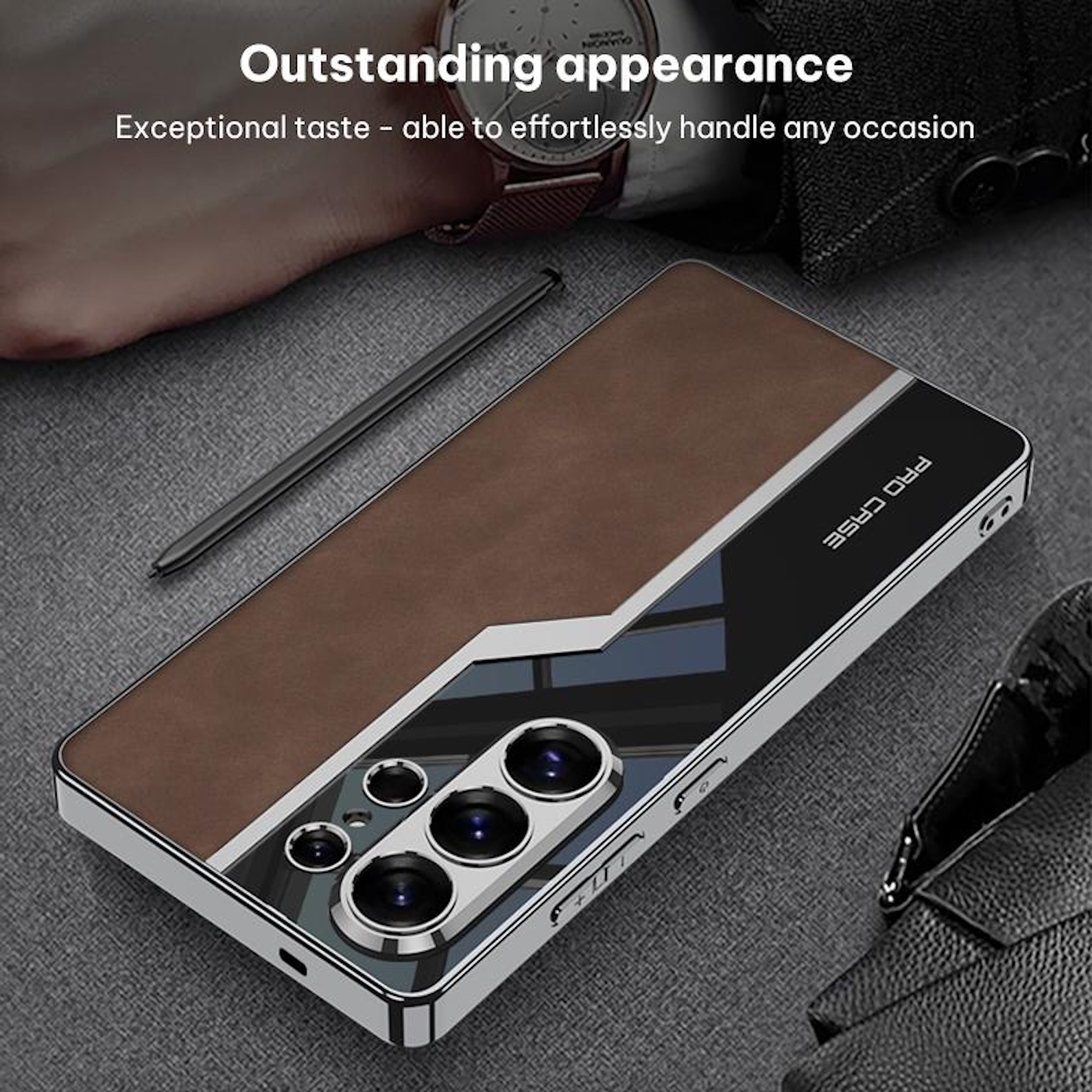 Funda de teléfono marrón con detalles plateados y lentes de cámara.