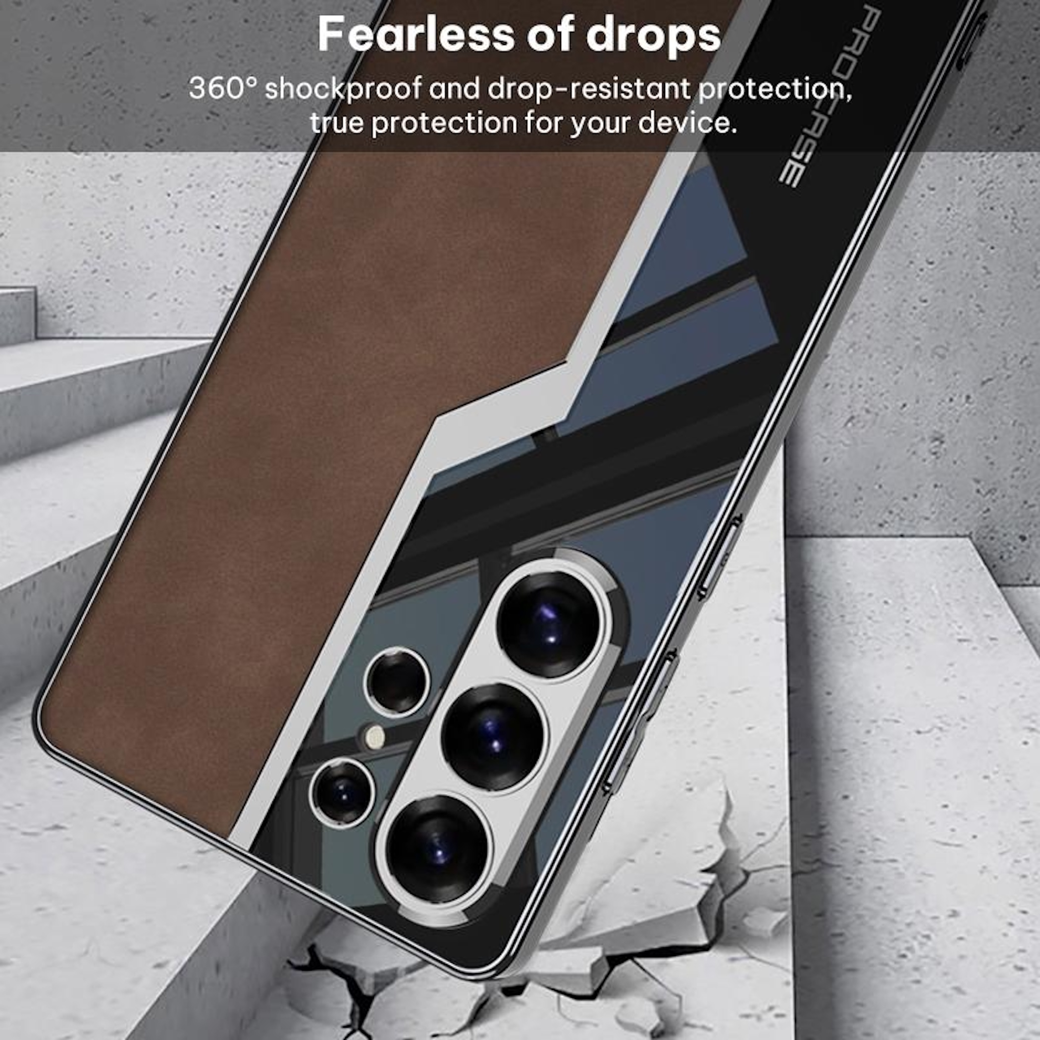 Funda marrón para teléfono con cámaras sobre fondo de hormigón.