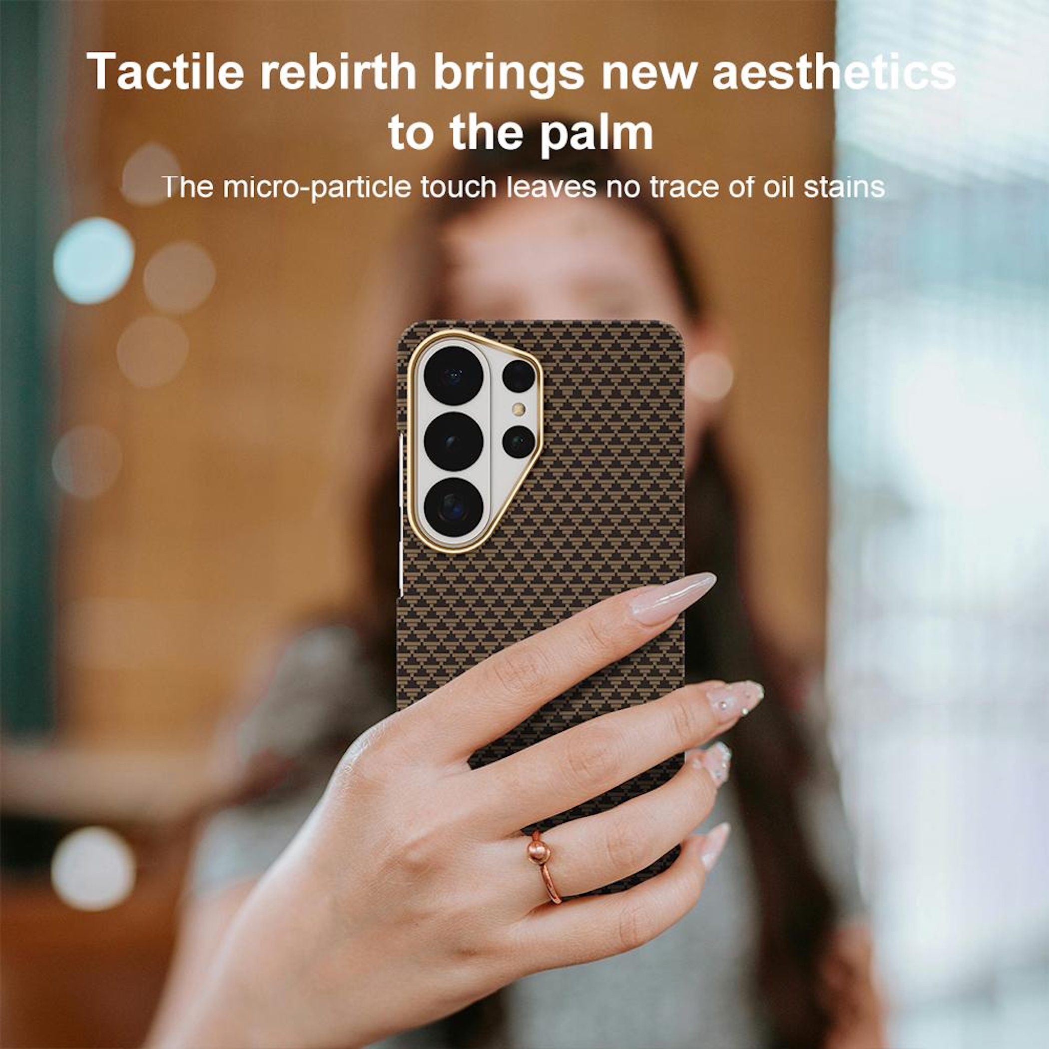 Una mano sostiene un teléfono con funda marrón texturizada, mostrando lentes de cámara.