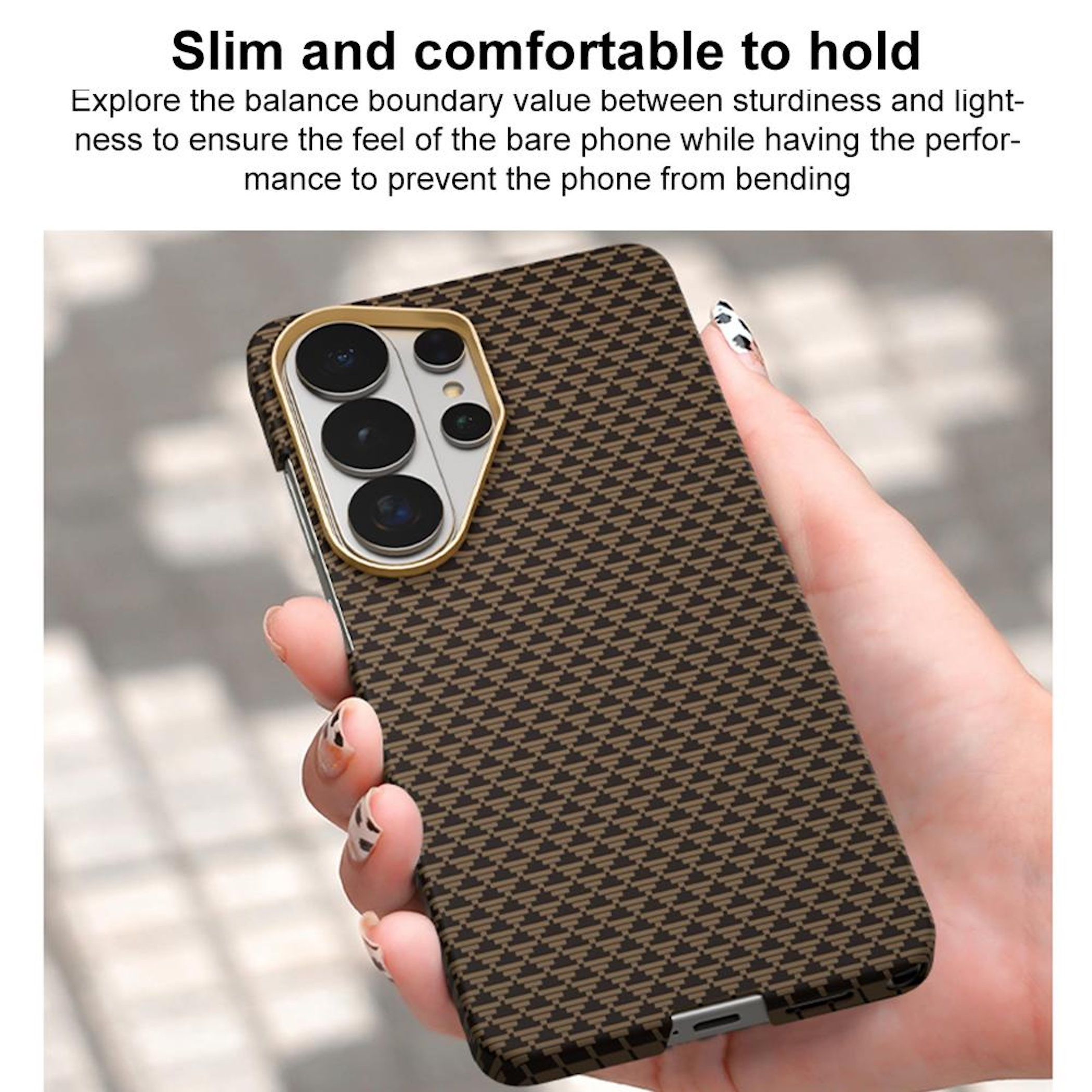Mano sujetando funda de teléfono marrón estampada con lentes.