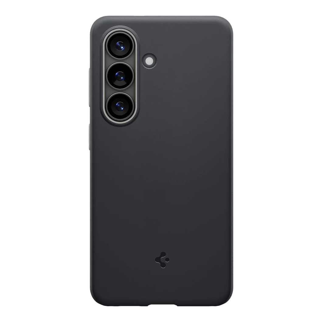 Donkergrijze telefoonhoes met drie cameralenzen aan de achterkant.