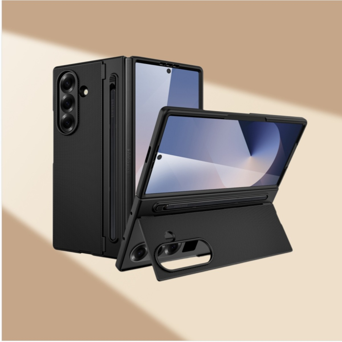 Telefono pieghevole nero con stilo e schermo aperto, su sfondo beige.