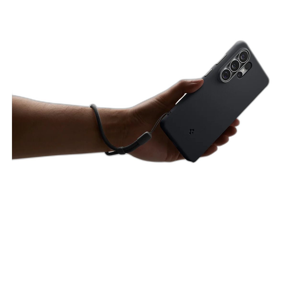Main tenant un smartphone noir à trois caméras et une lanière.