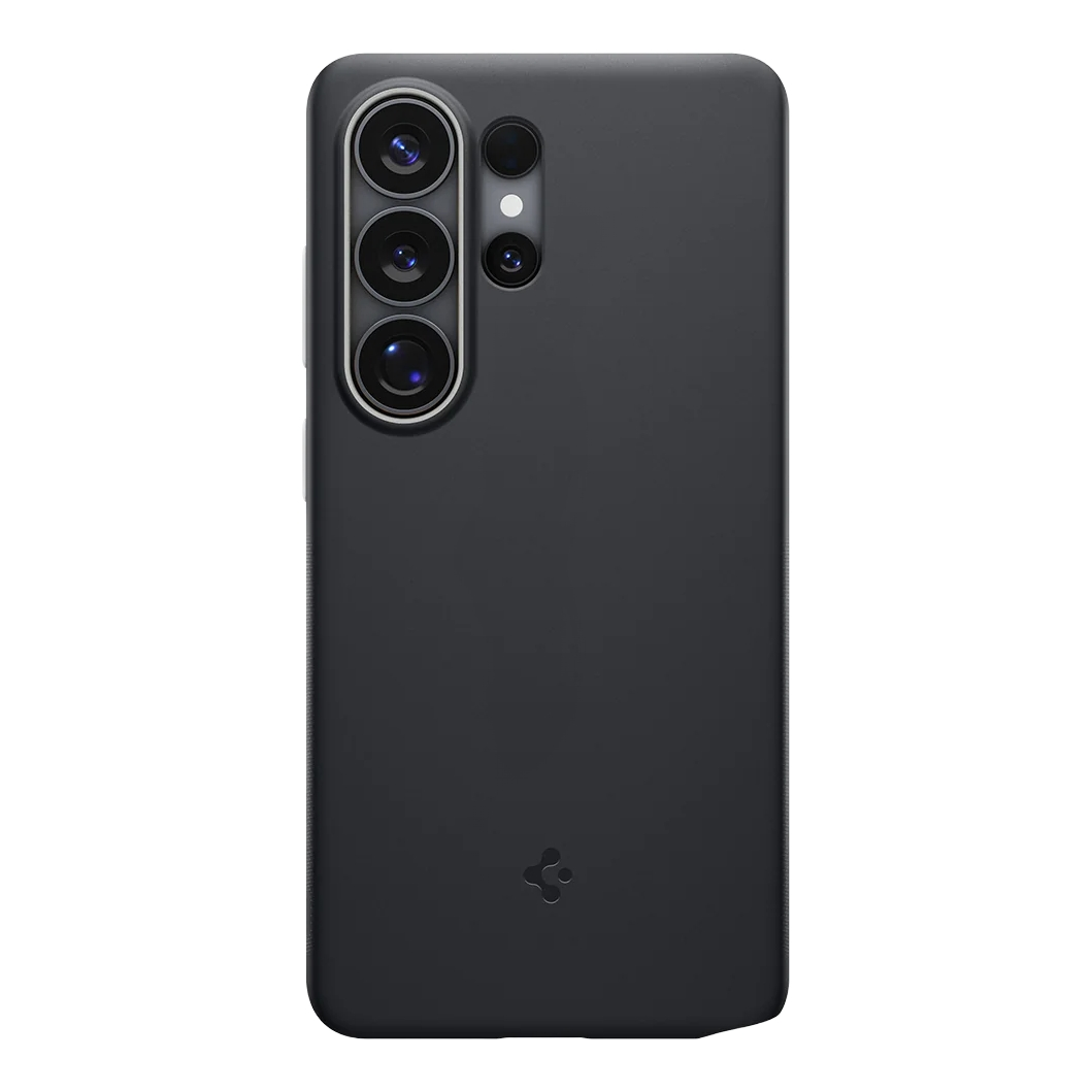 Coque de téléphone noire avec trois caméras et flash au dos.