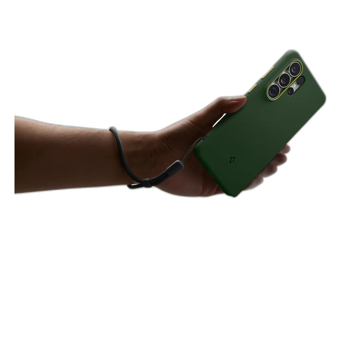 Une main tient un smartphone vert foncé avec une dragonne.