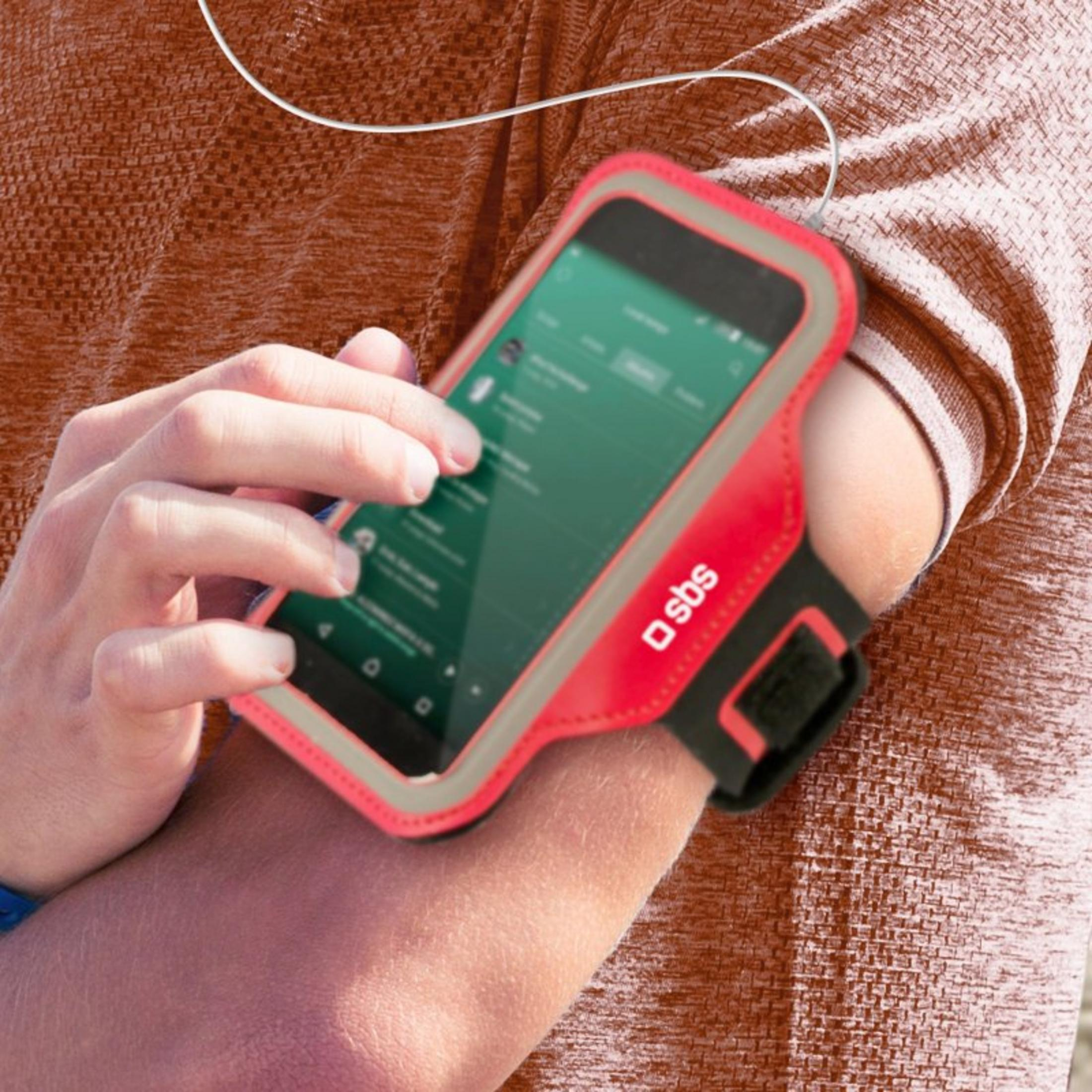 Brazo con brazalete rojo para móvil con cable de auriculares.