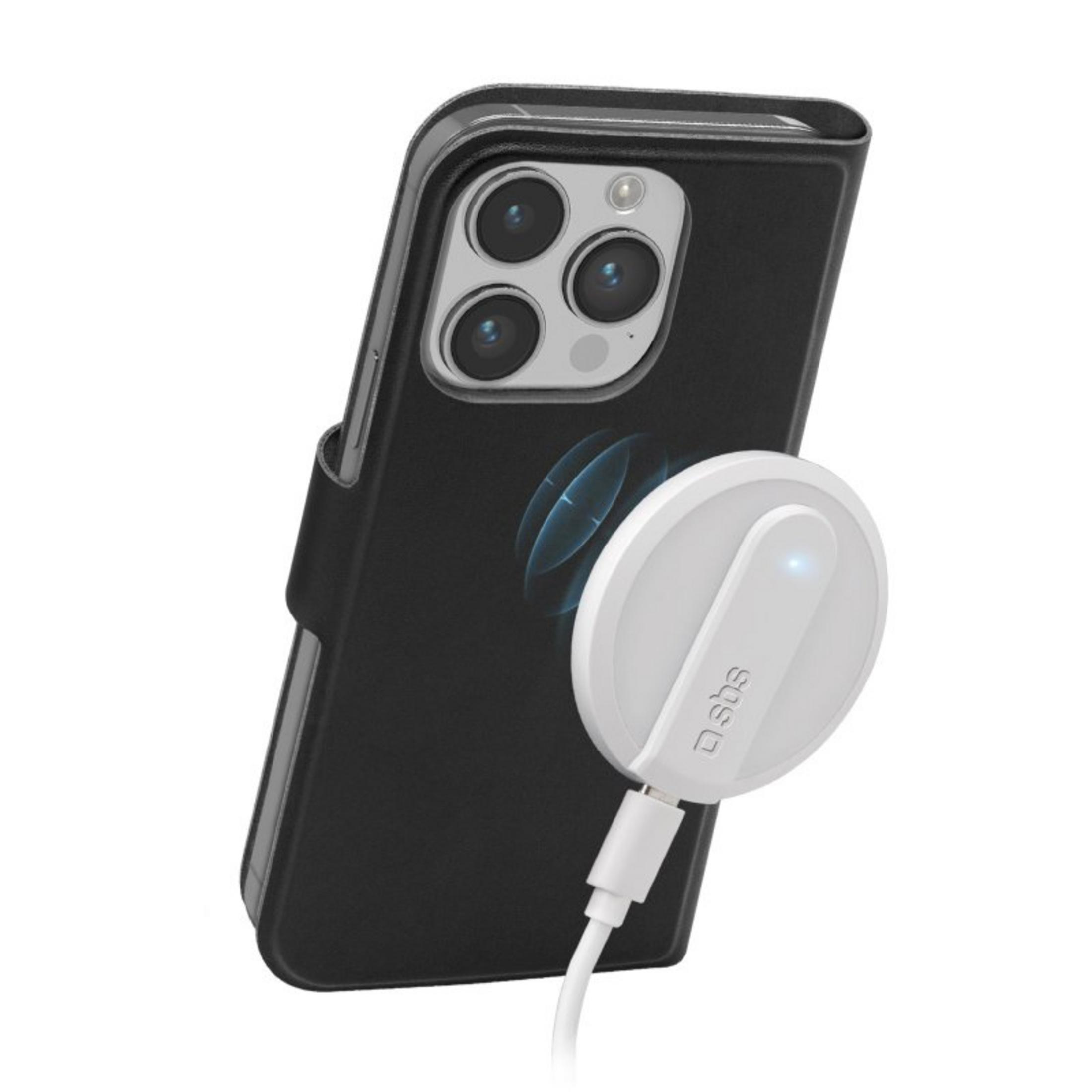 Un iPhone negro con una base de carga conectada magnéticamente.