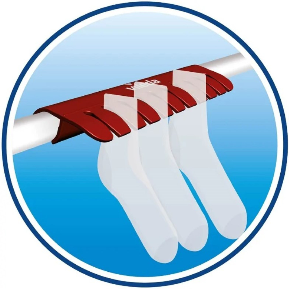 Czerwony uchwyt na klipsy z trzema wiszącymi białymi skarpetkami.