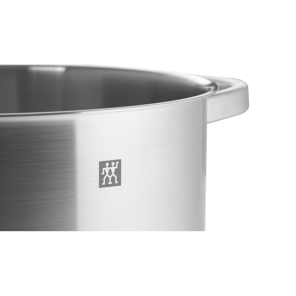Primer plano de una olla plateada con asa y logo.
