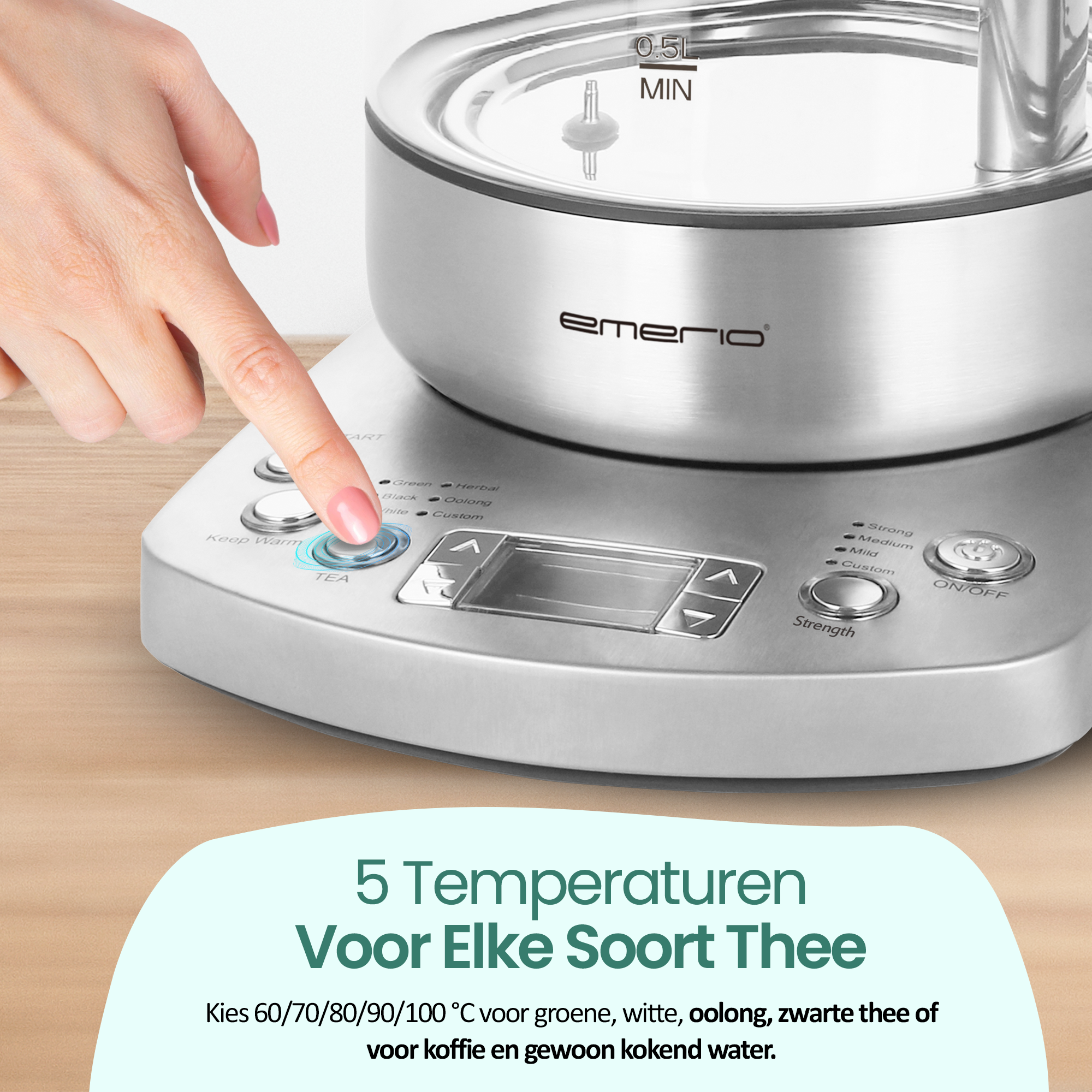 Een hand drukt op de theeknop op een bedieningspaneel van een waterkoker met diverse theesoorten.