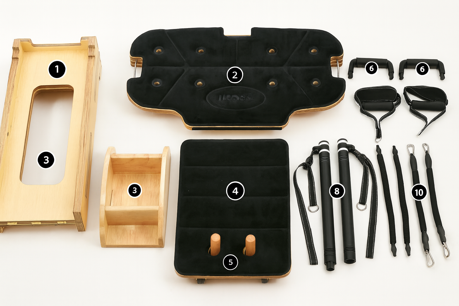 Drewniana rama, czarna poduszka, uchwyty i paski na białym tle.