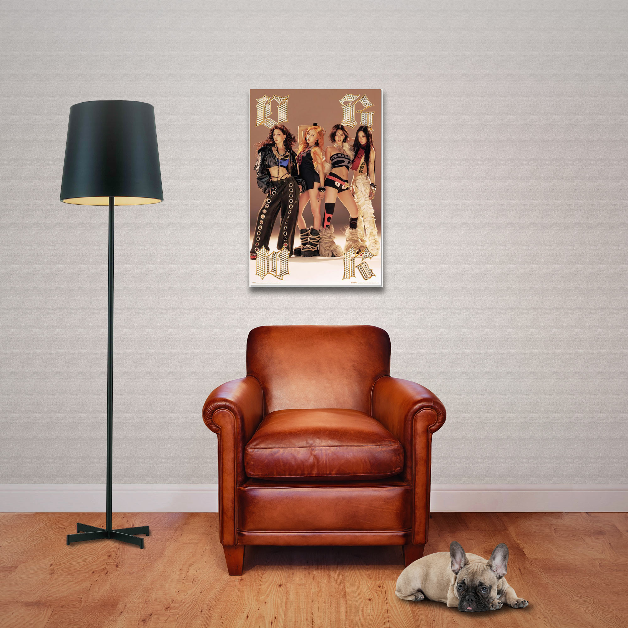 Ein Hund liegt vor einem Ledersessel neben einer Stehlampe und einem Poster.
