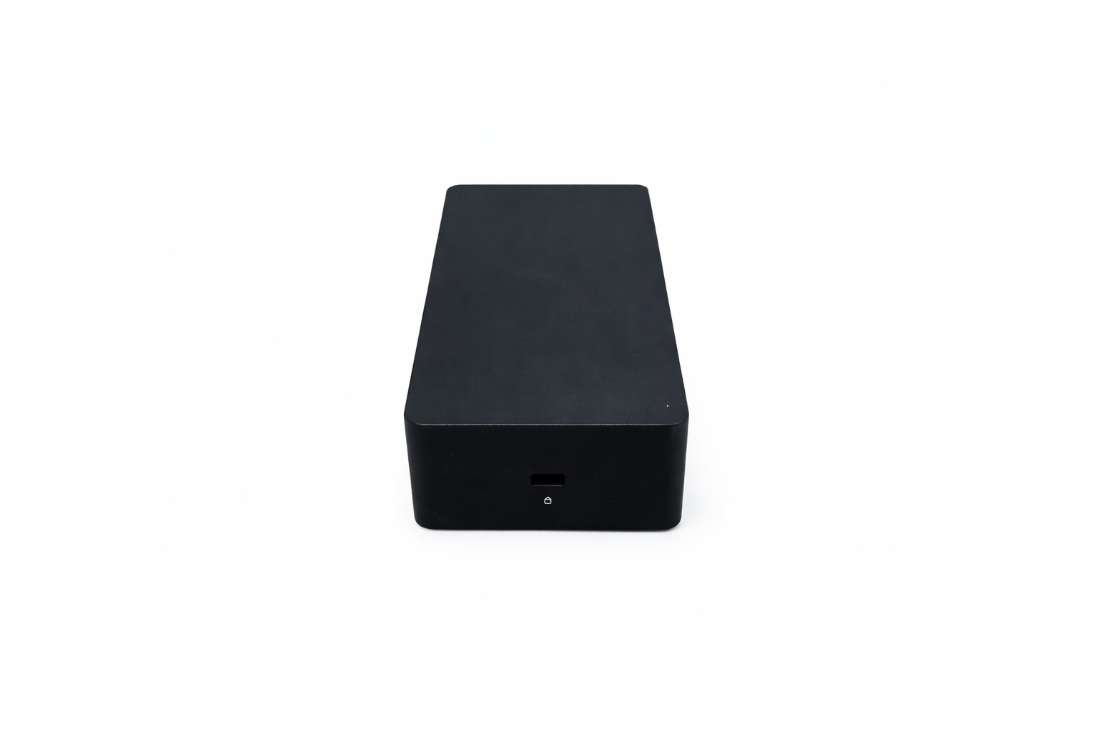 Ein schwarzer, rechteckiger Kasten mit einem USB-Anschluss vorne.