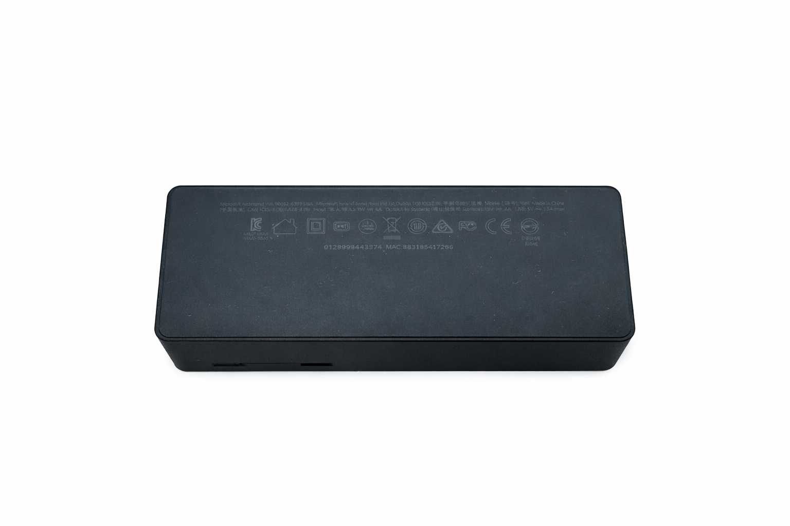 Schwarzes Rechteck mit Beschriftung und Logos: K, Haus, Quadrat, WFT, CE, FCC.